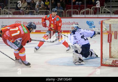Düsseldorf, Deutschland. 09.. Dezember 2022. Goalchance DEG, links nach rechts Daniel FISCHBUCH (DEG), Philip GOGULLA (DEG) versus Goalwart Philipp Dietl (STR), Action, Eishockey 1. Bundesliga, DEL Matchday 28, Duesseldorfer EG (DEG) - Straubing Tigers (STR), ON 09,12 .2022 in Düsseldorf/Deutschland. Kredit: dpa/Alamy Live News Stockfoto