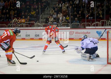 Düsseldorf, Deutschland. 09.. Dezember 2022. Goalchance DEG, links nach rechts Daniel FISCHBUCH (DEG), Philip GOGULLA (DEG) versus Goalwart Philipp Dietl (STR), Action, Eishockey 1. Bundesliga, DEL Matchday 28, Duesseldorfer EG (DEG) - Straubing Tigers (STR), ON 09,12 .2022 in Düsseldorf/Deutschland. Kredit: dpa/Alamy Live News Stockfoto