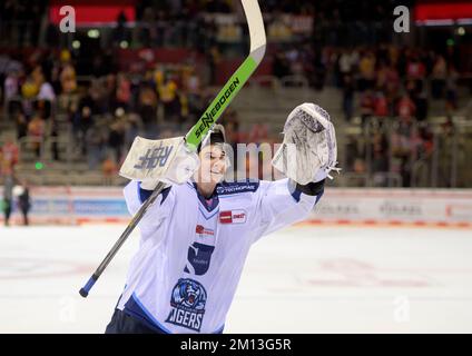 Final Jubilation STR, Goalwart Philipp DIETL (STR) Eishockey 1. Bundesliga, DEL Matchday 28, Duesseldorfer EG (DEG) - Straubing Tigers (STR) 1: 4, am 9.. Dezember 2022 in Düsseldorf/Deutschland. Kredit: dpa Picture Alliance/Alamy Live News Stockfoto