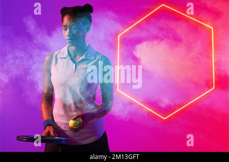 Rücksichtsvolle afroamerikanische Spielerin mit Tennisball und Schläger mit beleuchtetem Sechseck Stockfoto