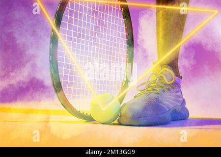 Verkürztes Bein eines afroamerikanischen Tennisspielers mit Schläger und Ball durch beleuchtetes Dreieck Stockfoto