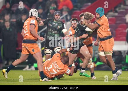 Ollie Hassell-Collins von London Irish versucht, sich während des Heineken Champions Cup-Spiels im GTECH Community Stadium in London von den Montpellier-Spielern zu befreien. Foto: Freitag, 9. Dezember 2022. Stockfoto