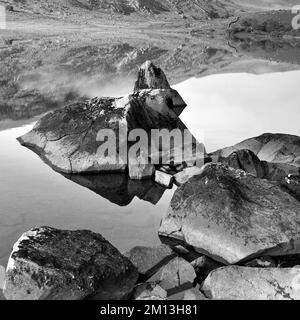 Felsiges Ufer von Llyn Mymbyr Capel Curig, Snowdonia National Park Gwynedd North Wales UK, Spätwüstling. Stockfoto