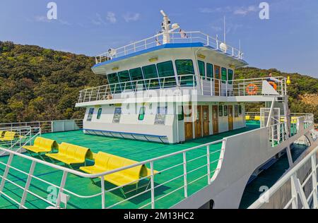 Passagiersitze auf der Fähre Kornati im Hafen von Porozina Stockfoto