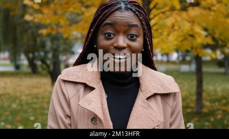 Nahaufnahme betäubt afroamerikanische Frau im Freien stehend Blick auf die Kamera mit weit geöffneten Augen und Mund Gefühl schockierend Überraschung von unerwarteten Nachrichten Stockfoto
