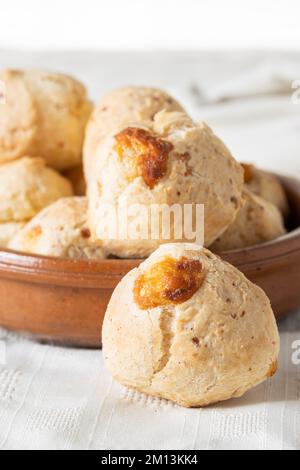 Nahaufnahme eines Chipas, typisches Paraguayanisches Käsebrot auf weißem Tischtuch. Stockfoto