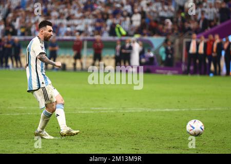 Doha, Katar. 10.. Dezember 2022. Lionel Messi trifft beim Elfmeterschießen während des Viertelfinalspiels der FIFA-Weltmeisterschaft 2022 im Lusail Stadium in Doha, Katar, am 09. Dezember 2022. Foto: Chris Brunskill/UPI Credit: UPI/Alamy Live News Stockfoto