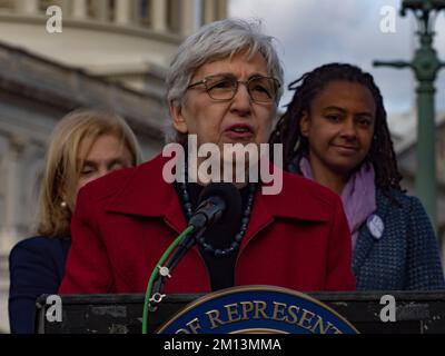 8. Dezember 2022, Washington, District of Columbia, USA: Die Präsidentin der feministischen Mehrheit ELEANOR SMEAL drängt den Kongress, den 28. Amendment, den Equal Rights Amendment oder DIE ÄRA, in die US-Verfassung aufzunehmen. Sie wurde 1972 vom Senat verabschiedet und von mehr als 3/4 Staaten ratifiziert. Der Änderungsantrag garantiert gleiche Rechte für Frauen und Männer. Reporterin CAROLYN MALONEY (D-NY) und Präsidentin DER ERA Coalition ZAKIYA THOMAS hören hinter ihr zu. (Kreditbild: © Sue Dorfman/ZUMA Press Wire) Stockfoto