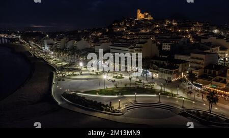 Altea, Spanien - 07. Dezember 2022: Blick aus der Vogelperspektive auf den neuen, modernen Designpark und die Promenade von Altea (Alicante, Spanien) sowie die Innenstadt und ihre Familie Stockfoto