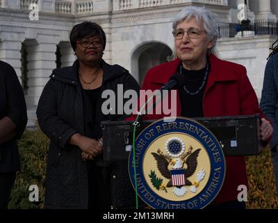 8. Dezember 2022, Washington, District of Columbia, USA: Die Präsidentin der feministischen Mehrheit ELEANOR SMEAL drängt den Kongress, den 28. Amendment, den Equal Rights Amendment oder DIE ÄRA, in die US-Verfassung aufzunehmen. Sie wurde 1972 vom Senat verabschiedet und von mehr als 3/4 Staaten ratifiziert. Der Änderungsantrag garantiert gleiche Rechte für Frauen und Männer. Die National Coalition on Black Civic Participation MELANIE CAMPBELL hört hinter ihr her. (Kreditbild: © Sue Dorfman/ZUMA Press Wire) Stockfoto