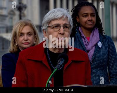 8. Dezember 2022, Washington, District of Columbia, USA: Die Präsidentin der feministischen Mehrheit ELEANOR SMEAL drängt den Kongress, den 28. Amendment, den Equal Rights Amendment oder DIE ÄRA, in die US-Verfassung aufzunehmen. Sie wurde 1972 vom Senat verabschiedet und von mehr als 3/4 Staaten ratifiziert. Der Änderungsantrag garantiert gleiche Rechte für Frauen und Männer. Reporterin CAROLYN MALONEY (D-NY) und Präsidentin DER ERA Coalition ZAKIYA THOMAS hören hinter ihr zu. (Kreditbild: © Sue Dorfman/ZUMA Press Wire) Stockfoto