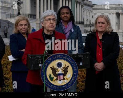 8. Dezember 2022, Washington, District of Columbia, USA: Die Präsidentin der feministischen Mehrheit ELEANOR SMEAL drängt den Kongress, den 28. Amendment, den Equal Rights Amendment oder DIE ÄRA, in die US-Verfassung aufzunehmen. Sie wurde 1972 vom Senat verabschiedet und von mehr als 3/4 Staaten ratifiziert. Der Änderungsantrag garantiert gleiche Rechte für Frauen und Männer. Rep. CAROLYN MALONEY (D-NY), Vorsitzende DER ERA Coalition ZAKIYA THOMAS und Rep. SYLVIA GARCIA hören hinter ihr. (Kreditbild: © Sue Dorfman/ZUMA Press Wire) Stockfoto