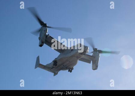 221207-N-VJ326-1033 PAZIFIK (7. Dez. 2022) – ein MV-22 Osprey Tiltrotor-Flugzeug, das dem Marine Medium Tiltrotor Squadron (VMM) 364 zugeteilt ist, fliegt über dem amphibischen Angriffsträger USS Tripoli (LHA 7) 7. Dez. 2022. Tripoli führt gerade Routineeinsätze in der US-3.-Flotte durch. (USA Marinefoto von Mass Communication Specialist 2. Class Malcolm Kelley) Stockfoto