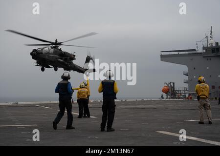 Task Force Rough Riders, Task Force Spartan, nehmen am 10. November 2022 am Amphibieneinsatz und an der Qualifikation zur Deckslandung auf dem Seeweg USS Lewis B. Puller (ESB 3) im Arabischen Golf Teil. Sowohl UH-60 Blackhawks als auch AH-64 Apachen Proben die Landung auf Puller, um die Reichweite zu erweitern. Der Abzieher wird im US-Flottengebiet 5. eingesetzt und der Task Force 51/5. Marine Expeditionary Brigade (TF 51/5) zugewiesen. TF 51/5 koordiniert, plant und führt Operationen durch, führt eine Zusammenarbeit im Bereich der Sicherheit von Theatern durch und entwickelt neue Marinekonzepte auf See, vom Meer und an Land weiter Stockfoto