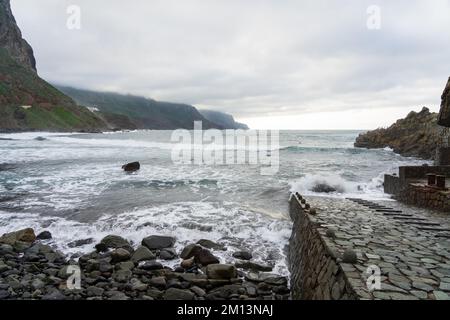 Die Küste des Atlantischen Ozeans in der Gegend von Roque de las Bodegas und Playa de Almaciga (Strand von Almaciga). Teneriffa. Kanarische Inseln. Spanien. Stockfoto