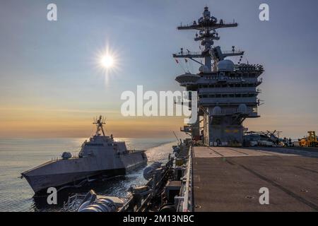 Der Flugzeugträger der Nimitz-Klasse USS Abraham Lincoln (CVN 72) betankt auf See mit dem Küstenschiff USS Kansas City (LCS 22) der Independence-Variante. Abraham Lincoln führt gerade Routineeinsätze in der US-3.-Flotte durch. (USA Marinefoto von Mass Communication Specialist 3. Class Clayton A. Wren) Stockfoto