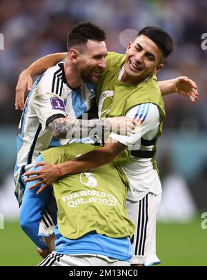 Doha, Katar, 9.. Dezember 2022. Lionel Messi aus Argentinien feiert den Sieg mit Joaquin Correa aus Argentinien beim FIFA-Weltmeisterschaftsspiel 2022 im Lusail Stadium in Doha. Der Bildausdruck sollte lauten: David Klein / Sportimage Credit: Sportimage/Alamy Live News Stockfoto