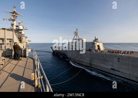 Der Flugzeugträger der Nimitz-Klasse USS Abraham Lincoln (CVN 72) betankt auf See mit dem Küstenschiff USS Kansas City (LCS 22) der Independence-Variante. Abraham Lincoln führt gerade Routineeinsätze in der US-3.-Flotte durch. (USA Marinefoto von Mass Communication Specialist 3. Class Clayton A. Wren) Stockfoto