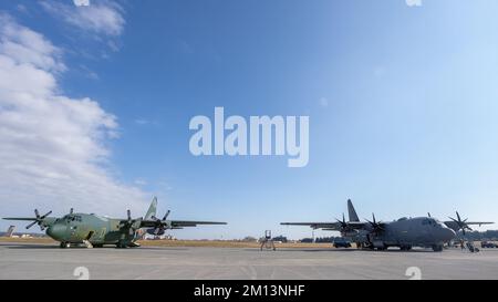 Ein Flugzeug der Japan Self-Defense Force C-130 Hercules (links), das dem Luftwaffenstützpunkt Komaki, Japan, und einem US-Luftwaffenstützpunkt zugewiesen ist Air Force AC-130J Ghostrider-Kanonenschiff (rechts), zugewiesen zur Cannon Air Force Base, N.M., fungiert als statische Ausstellungsstücke am Yokota Air Base, Japan, 18. November 2022. Die USA und Japan haben eine lange gemeinsame Geschichte der Ausbildung, und wir schätzen jede Gelegenheit, voneinander zu lernen und gleichzeitig die Bereitschaft unserer Streitkräfte zu verbessern. (USA Air Force Foto von Airman 1. Class Alexis Sandoval) Stockfoto