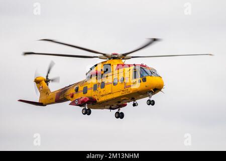 Eine Royal Canadian Air Force CH-149 Cormorant Hubschraubercrew von 442 Transport- und Rettungsschwadron von 19 Wing Comox in British Columbia, Kanada, landet am Air Station Astoria in Warrenton, Oregon, 7. Dezember 2022. Während des Besuchs der Flugbesatzung wurden sie durch die Flugstation geführt und nahmen an gemeinsamen Such- und Rettungsschulungen Teil. (USA Foto der Küstenwache von Petty Officer 1. Class Travis Magee) Stockfoto