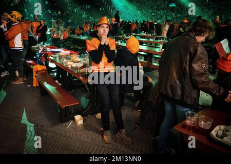 AMSTERDAM - Orangene Fans im House of Orange in der Johan Cruijff Arena, dem offiziellen Fan-Event des KNVB in den Niederlanden, während des Fußballweltmeisterschafts der Niederlande gegen Argentinien. Die Spiele der niederländischen Nationalmannschaft können live auf Mega-Bildschirmen gesehen werden, die von Top-Shows niederländischer Künstler eingerahmt werden. ANP RAMON VAN FLYMEN niederlande raus - belgien raus Stockfoto