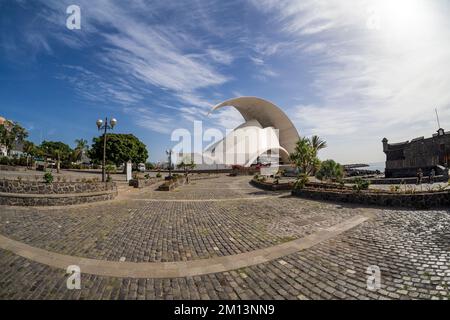 Das moderne Symbol der Stadt ist der Kunstkomplex Auditorio de Tenerife „Adan Martin“ vom Architekten Santiago Calatrava. Fischeye-Linse. Stockfoto