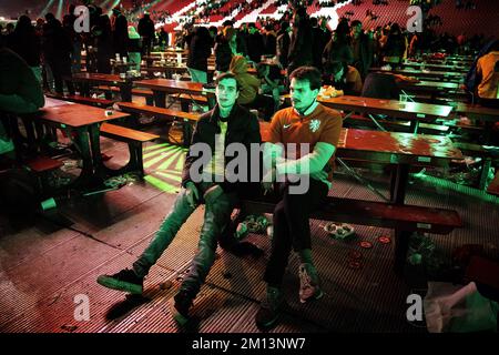 AMSTERDAM - Orangene Fans im House of Orange in der Johan Cruijff Arena, dem offiziellen Fan-Event des KNVB in den Niederlanden, während des Fußballweltmeisterschafts der Niederlande gegen Argentinien. Die Spiele der niederländischen Nationalmannschaft können live auf Mega-Bildschirmen gesehen werden, die von Top-Shows niederländischer Künstler eingerahmt werden. ANP RAMON VAN FLYMEN niederlande raus - belgien raus Stockfoto