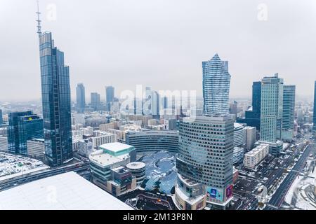 11.21.2022 Warschau, Polen. Warschauer Stadtbild aus Vogelperspektive. Berühmte Wolkenkratzer am Horizont. Winter in der Stadt. Hochwertiges Foto Stockfoto