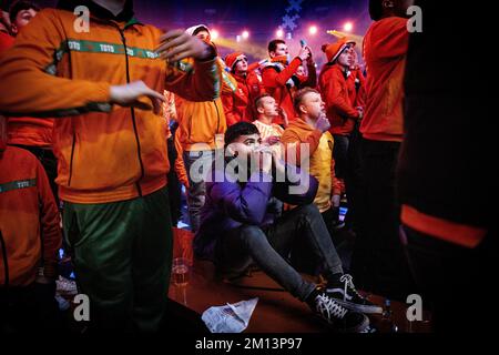 AMSTERDAM - Orangene Fans im House of Orange in der Johan Cruijff Arena, dem offiziellen Fan-Event des KNVB in den Niederlanden, während des Fußballweltmeisterschafts der Niederlande gegen Argentinien. Die Spiele der niederländischen Nationalmannschaft können live auf Mega-Bildschirmen gesehen werden, die von Top-Shows niederländischer Künstler eingerahmt werden. ANP RAMON VAN FLYMEN niederlande raus - belgien raus Stockfoto