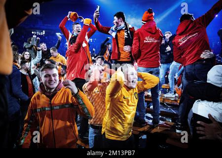 AMSTERDAM - Orangene Fans im House of Orange in der Johan Cruijff Arena, dem offiziellen Fan-Event des KNVB in den Niederlanden, während des Fußballweltmeisterschafts der Niederlande gegen Argentinien. Die Spiele der niederländischen Nationalmannschaft können live auf Mega-Bildschirmen gesehen werden, die von Top-Shows niederländischer Künstler eingerahmt werden. ANP RAMON VAN FLYMEN niederlande raus - belgien raus Stockfoto