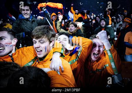 AMSTERDAM - Orangene Fans im House of Orange in der Johan Cruijff Arena, dem offiziellen Fan-Event des KNVB in den Niederlanden, während des Fußballweltmeisterschafts der Niederlande gegen Argentinien. Die Spiele der niederländischen Nationalmannschaft können live auf Mega-Bildschirmen gesehen werden, die von Top-Shows niederländischer Künstler eingerahmt werden. ANP RAMON VAN FLYMEN niederlande raus - belgien raus Stockfoto