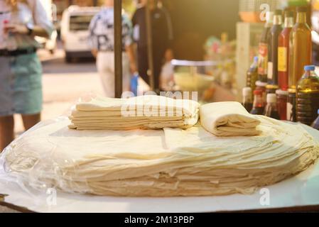 Stapel dünnes türkisches Lavaschbrot, das auf dem Bauernmarkt in der Türkei verkauft wird Stockfoto