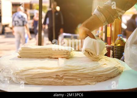 Stapel dünnes türkisches Lavaschbrot, das auf dem Bauernmarkt in der Türkei verkauft wird Stockfoto