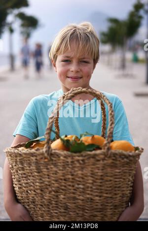 Süßer Weidenkorb mit frischen Orangenfrüchten Stockfoto
