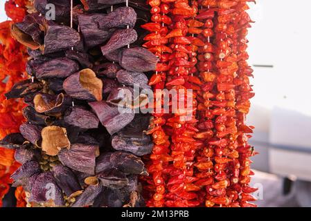 Verkauf von getrockneten Pilzen auf dem Gemüsemarkt Stockfoto