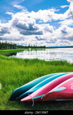 Farbenfrohe Kanus; Deadman Lake Campground; Tetlin National Wildlife Refuge; Alaska; USA Stockfoto