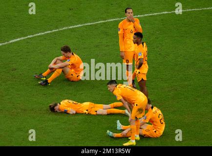 Die niederländischen Spieler erscheinen deprimiert, nachdem sie das Elfmeterschießen des Viertelfinalspiels der FIFA-Weltmeisterschaft im Lusail Stadium in Lusail, Katar, verloren haben. Foto: Freitag, 9. Dezember 2022. Stockfoto