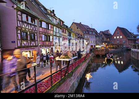 Traditionelle alte Fachwerkhäuser in der historischen Stadt Colmar. Dekoriert und beleuchtet während der Weihnachtszeit. Colmar, Frankreich - 2022. Dezember Stockfoto