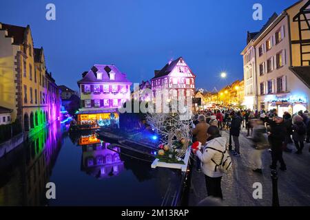 Traditionelle alte Fachwerkhäuser in der historischen Stadt Colmar. Dekoriert und beleuchtet während der Weihnachtszeit. Colmar, Frankreich - 2022. Dezember Stockfoto