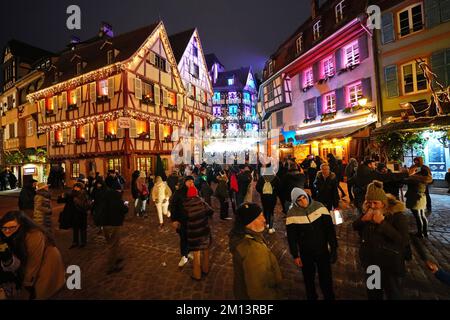 Traditionelle alte Fachwerkhäuser in der historischen Stadt Colmar. Dekoriert und beleuchtet während der Weihnachtszeit. Colmar, Frankreich - 2022. Dezember Stockfoto