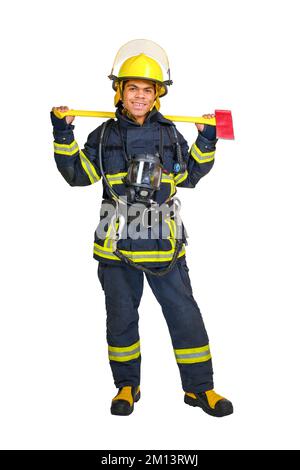 Feuerwehrmann in Uniform und Schutzhelm hält Axt und schaut in die Kamera Stockfoto