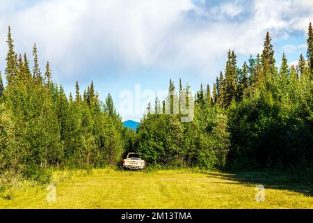 Alter Jeep-Truck; abgelegener Luftraum durch den Wald; Discovery Yukon Lodge & Wohnmobil-Campingplatz; Beaver Creek; Yukon; Kanada Stockfoto