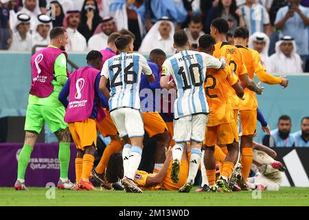 Doha, Katar. 09.. Dezember 2022. Spieler beider Teams treffen sich während des Viertelfinalspiels der FIFA-Weltmeisterschaft 2022 im Lusail Stadium in Doha, Katar, am 09. Dezember 2022. Foto: Chris Brunskill/UPI Credit: UPI/Alamy Live News Stockfoto