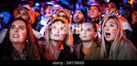 AMSTERDAM - Orangene Fans im House of Orange in der Johan Cruijff Arena, dem offiziellen Fan-Event des KNVB in den Niederlanden, während des Fußballweltmeisterschafts der Niederlande gegen Argentinien. Die Spiele der niederländischen Nationalmannschaft können live auf Mega-Bildschirmen gesehen werden, die von Top-Shows niederländischer Künstler eingerahmt werden. ANP RAMON VAN FLYMEN niederlande raus - belgien raus Stockfoto