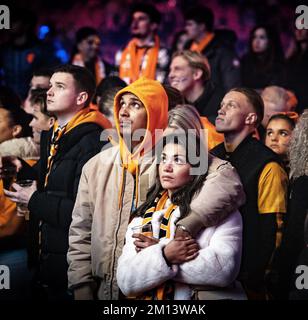 AMSTERDAM - Orangene Fans im House of Orange in der Johan Cruijff Arena, dem offiziellen Fan-Event des KNVB in den Niederlanden, während des Fußballweltmeisterschafts der Niederlande gegen Argentinien. Die Spiele der niederländischen Nationalmannschaft können live auf Mega-Bildschirmen gesehen werden, die von Top-Shows niederländischer Künstler eingerahmt werden. ANP RAMON VAN FLYMEN niederlande raus - belgien raus Stockfoto