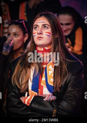 AMSTERDAM - Orangene Fans im House of Orange in der Johan Cruijff Arena, dem offiziellen Fan-Event des KNVB in den Niederlanden, während des Fußballweltmeisterschafts der Niederlande gegen Argentinien. Die Spiele der niederländischen Nationalmannschaft können live auf Mega-Bildschirmen gesehen werden, die von Top-Shows niederländischer Künstler eingerahmt werden. ANP RAMON VAN FLYMEN niederlande raus - belgien raus Stockfoto