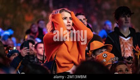 AMSTERDAM - Orangene Fans im House of Orange in der Johan Cruijff Arena, dem offiziellen Fan-Event des KNVB in den Niederlanden, während des Fußballweltmeisterschafts der Niederlande gegen Argentinien. Die Spiele der niederländischen Nationalmannschaft können live auf Mega-Bildschirmen gesehen werden, die von Top-Shows niederländischer Künstler eingerahmt werden. ANP RAMON VAN FLYMEN niederlande raus - belgien raus Stockfoto