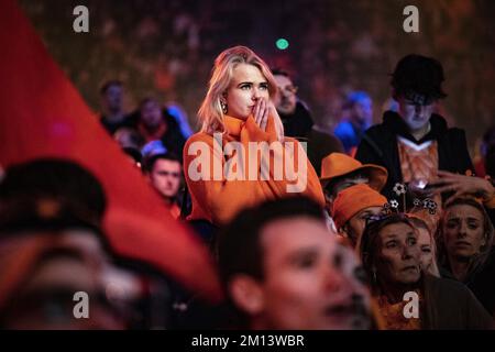 AMSTERDAM - Orangene Fans im House of Orange in der Johan Cruijff Arena, dem offiziellen Fan-Event des KNVB in den Niederlanden, während des Fußballweltmeisterschafts der Niederlande gegen Argentinien. Die Spiele der niederländischen Nationalmannschaft können live auf Mega-Bildschirmen gesehen werden, die von Top-Shows niederländischer Künstler eingerahmt werden. ANP RAMON VAN FLYMEN niederlande raus - belgien raus Stockfoto