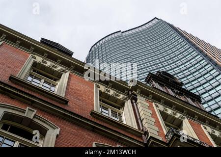 Mitsubishi Ichigokan Museum und Marunouchi Park Building im Gegensatz zu Tokio, Japan Stockfoto