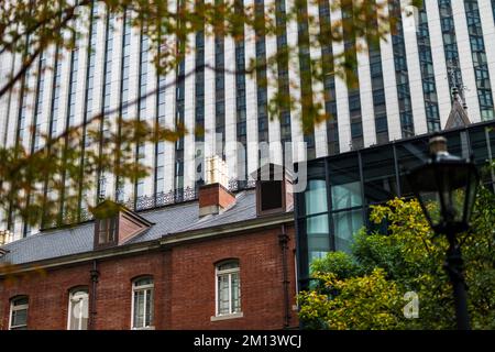 Mitsubishi Ichigokan Museum und Marunouchi Park Building im Gegensatz zu Tokio, Japan Stockfoto